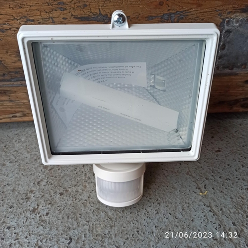 220 - A Wickes 500W PIR Motion Detector Security Floodlight in White