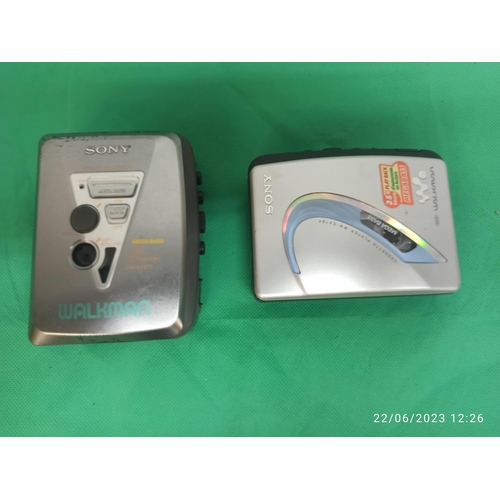 1270 - 2 x Sony Walkman Avis Mega Bass