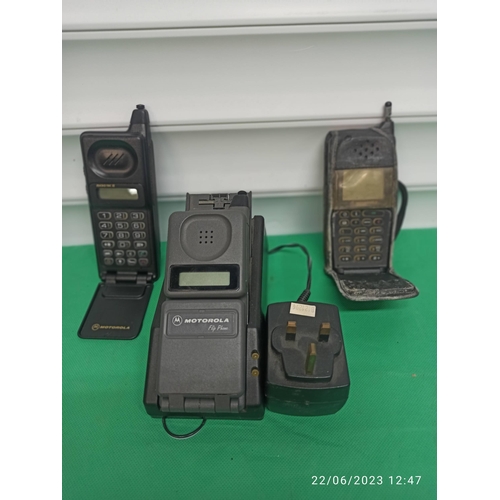 1251 - 3 x Motorola Flip Phones and Charger Base - Unchecked