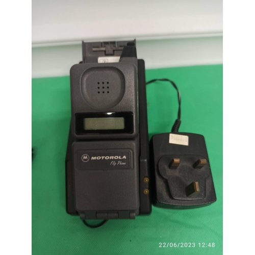 1251 - 3 x Motorola Flip Phones and Charger Base - Unchecked