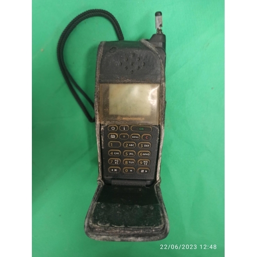 1251 - 3 x Motorola Flip Phones and Charger Base - Unchecked