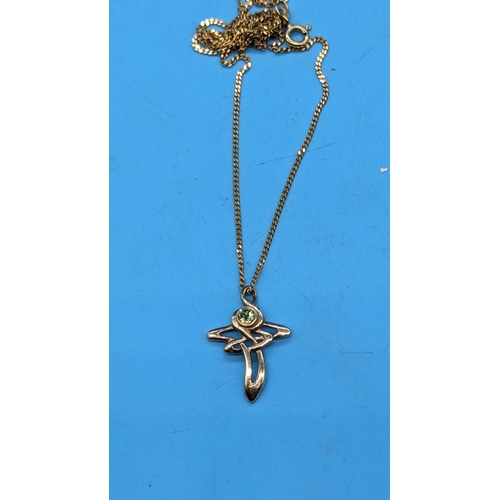 413 - A 9ct Gold Peridot Pendant Cross and chain