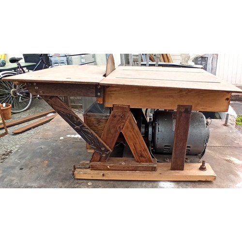 79 - Table Top Saw on Metal Bench 102cm x 92cm x 65cm