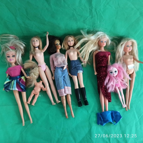 858 - Selection of Mixed Dolls