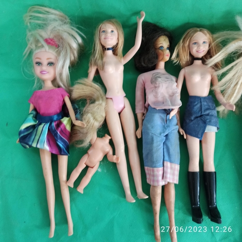 858 - Selection of Mixed Dolls