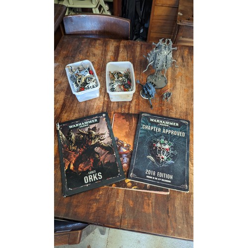 825B - Warhammer 40,000 Codex and Models