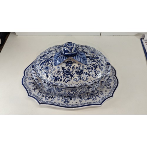 392 - A Large Blue and White China Tureen