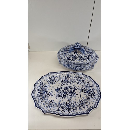 392 - A Large Blue and White China Tureen