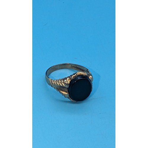 405 - A 9ct Gold and Jet Signet Ring 3.09 Grams Total Weight