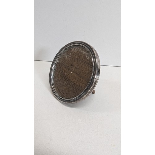 444B - A Small Round Silver Picture Frame 9cm Diameter