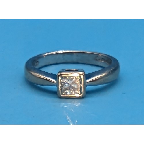 407 - An 18ct White Gold Princess cut diamond ring.  Diamond 0.25ct approx.