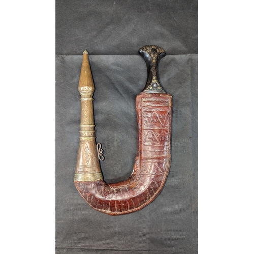 1620 - A 20th Century Yemani Janbiya Arabian Dagger with a Carved Wooden Handle inlaid with Copper. The Dag... 