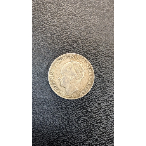 900 - A 1934 2 1/2  Guilder Silver Coin