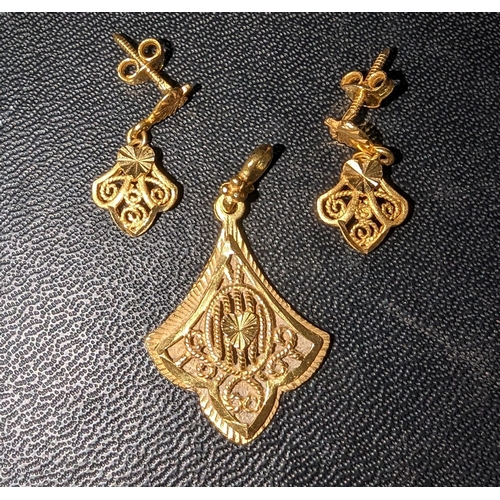 733 - Arabian (Oman) 21ct Gold (unmarked but tested) 6.89gms Pendant and Earrings.