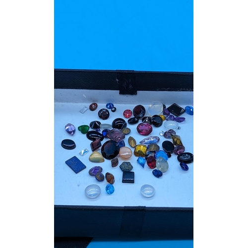 732 - Mixed parcel of loose gemstones including moonstone, lapis lazuli, garnet amethyst, sapphire etc.  6... 