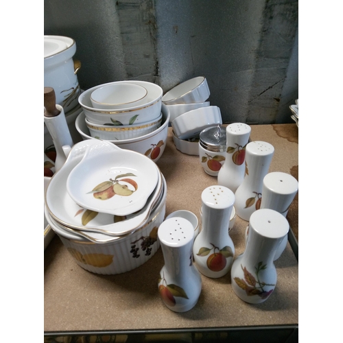 229 - Quantity of Mixed Royal Worcester including :- 2 Lidded Oval Serving Dishes, 6 Small Ramakins, 4 Egg... 