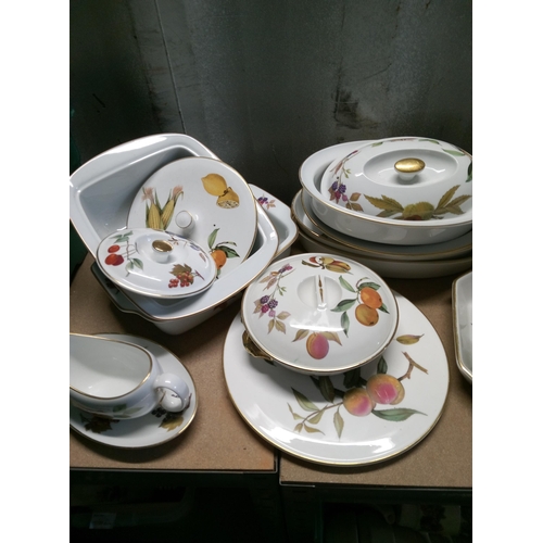 229 - Quantity of Mixed Royal Worcester including :- 2 Lidded Oval Serving Dishes, 6 Small Ramakins, 4 Egg... 