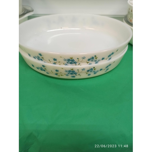 250 - Box of Mixed Pyrex Including : 2 Large Serving Dishes (Oval), 3 x Large Casserole Dishes (Round), 4 ... 