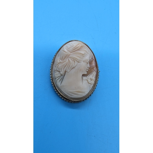 467 - 9ct yellow gold cameo brooch