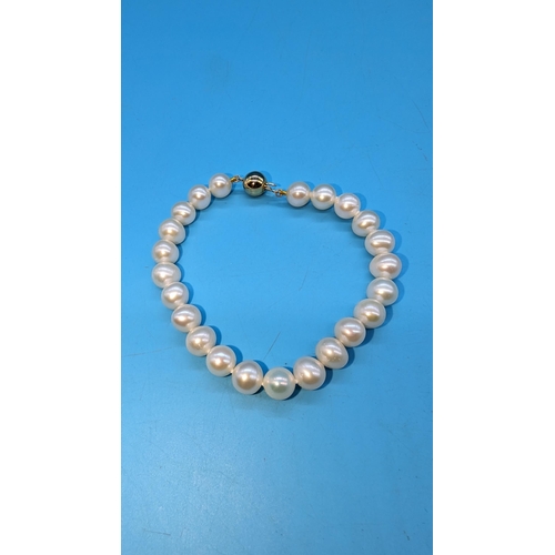 487 - White round cultured freshwater pearl bracelet with 9ct yellow gold ball clasp