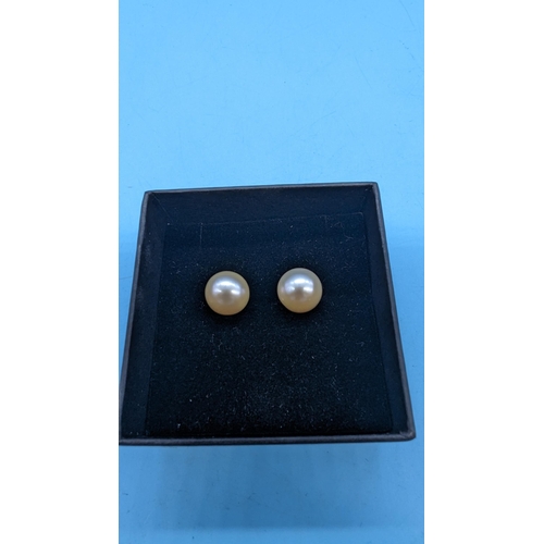 493 - Pair 9ct yellow gold round pink cultured pearl stud earrings. Boxed