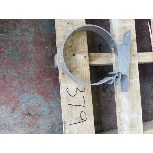 379 - OSMA 160mm Pipe clips- 1 Large box

** Please note this is a trade sale, therefore FULL Vat is appli... 