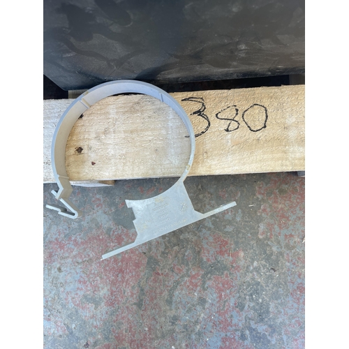 380 - OSMA 110mm Pipe Clips 1 small box 

** Please note this is a trade sale, therefore FULL Vat is appli... 