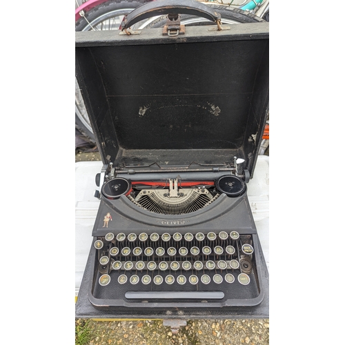 621B - A Vintage Oliver Portable Typewriter