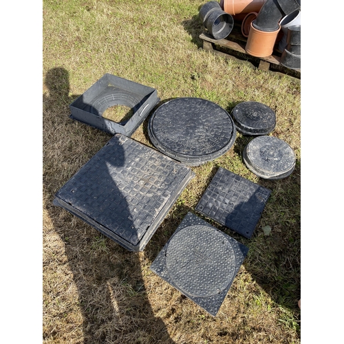 478 - Various Manhole lids- plastic 

** Please note this is a trade sale, therefore FULL Vat is applied o... 