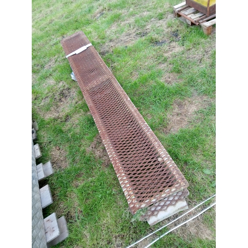 317 - Pair of large vehicle ramps

** Please note this is a trade sale, therefore FULL Vat is applied on S... 