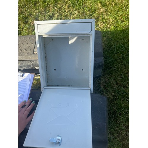 846 - White Mail/post box - no key  

** Please note this is a trade sale, therefore FULL Vat is applied o... 