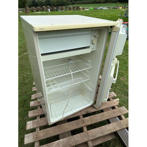 139 - Under worktop fridge - seen working