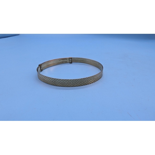 586 - A 9ct Rolled Gold Bangle