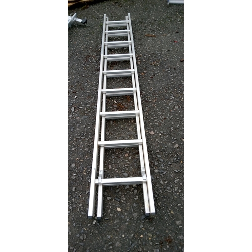 186C - A Wicks Extending Ladder with 9 Treads x 2.