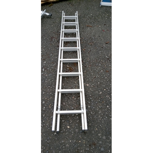 186C - A Wicks Extending Ladder with 9 Treads x 2.