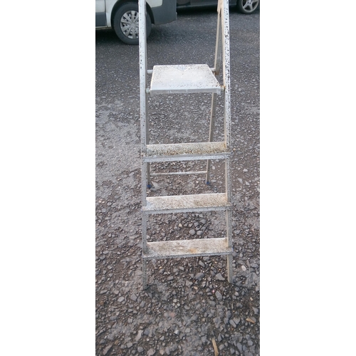 186 - 3 Tread Metal Step Ladder