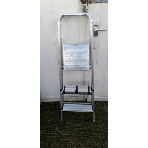 187D - 2 Tread Metal Step Ladder