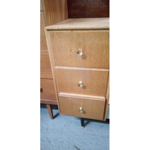 798B - A Mid Century 4 Drawer Unit with A large Mirror.