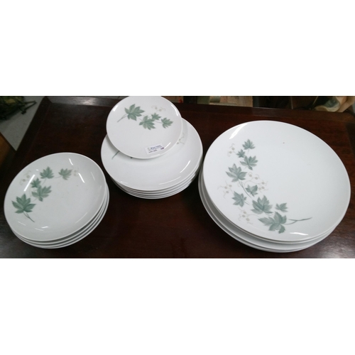 261 - A Part Noritake Wild Ivy Dinner Service including 5 Dinner Plates, 5 Side Plates, 5 Bowls and 1 Smal... 