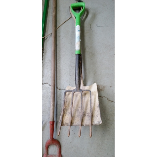 117 - A Selection of Garden Tools including Loppers, Fork, Shovel, Kneeler and More,