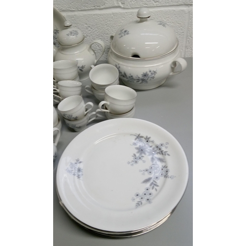 276 - A Jaegot of Germany Dinner Service including:-
1 Large Oval Platter, 1 Large Serving Platter, 6 Dinn... 