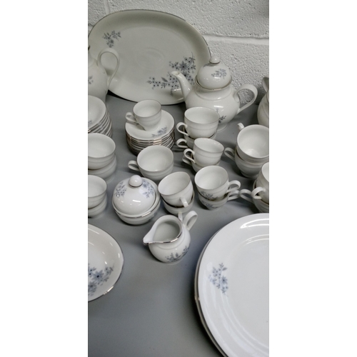 276 - A Jaegot of Germany Dinner Service including:-
1 Large Oval Platter, 1 Large Serving Platter, 6 Dinn... 