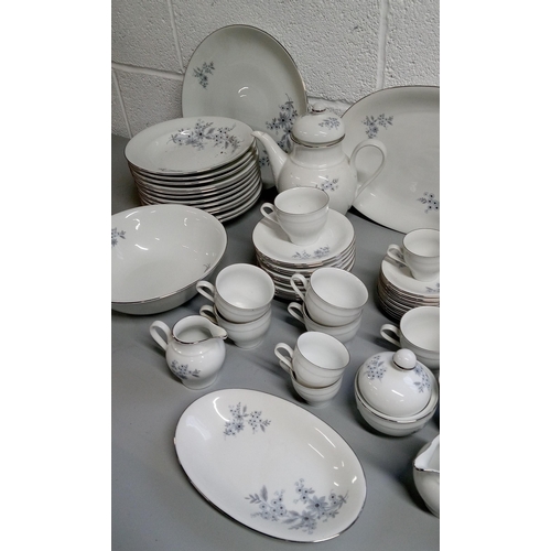 276 - A Jaegot of Germany Dinner Service including:-
1 Large Oval Platter, 1 Large Serving Platter, 6 Dinn... 