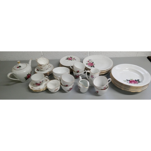 277 - A Bavarian Rose Dinner Service Including :-
5 Dinner Plates, 6 Bowls, 6 Side Plates, 4 Saucers, 5 Cu... 