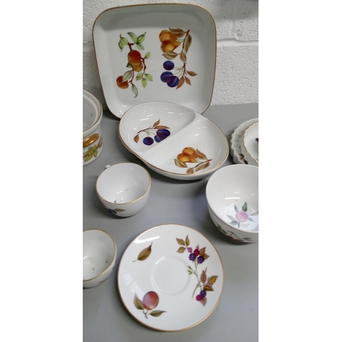 278 - Royal Worcester Evesham Cook and Serving Ware including:-
1 Square Oval Dish, 1 Oval Dish, 2 Serving... 