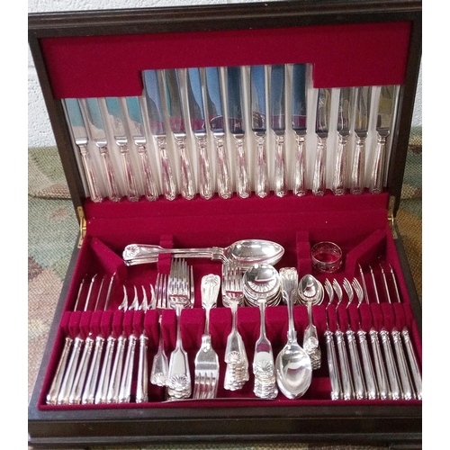 617 - A Canteen of Roberts and Belk Sheffield Cutlery in its box.