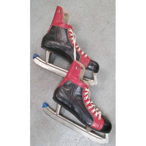 1208 - A Pair of Vintage Meteor 100 Ice Skates. UK Size 7-8.