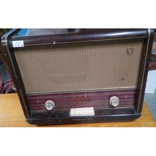 349 - A Philips B5G64A 1950's Radio.