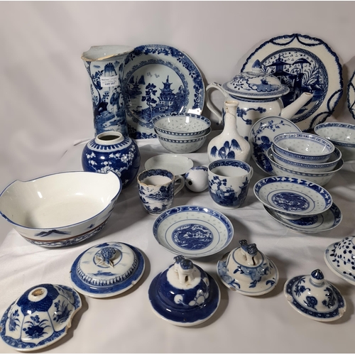 157 - A GROUP OF CHINESE BLUE AND WHITE WARES,  QING DYNASTY (19TH CENTURY) AND LATER, the lot includes a ... 