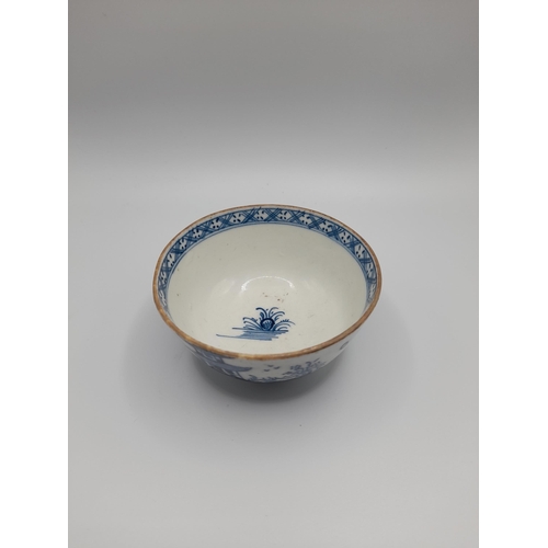 170 - A MIXED GROUP OF WORCESTER AND CAUGHLEY BLUE AND WHITE WARES, 18TH/19TH CENTURY, the lot includes cu... 